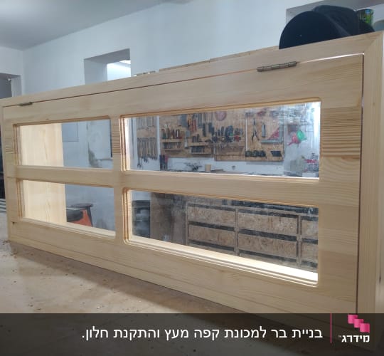 מסגרת עץ עם חלונות זכוכית בסדנת נגרות